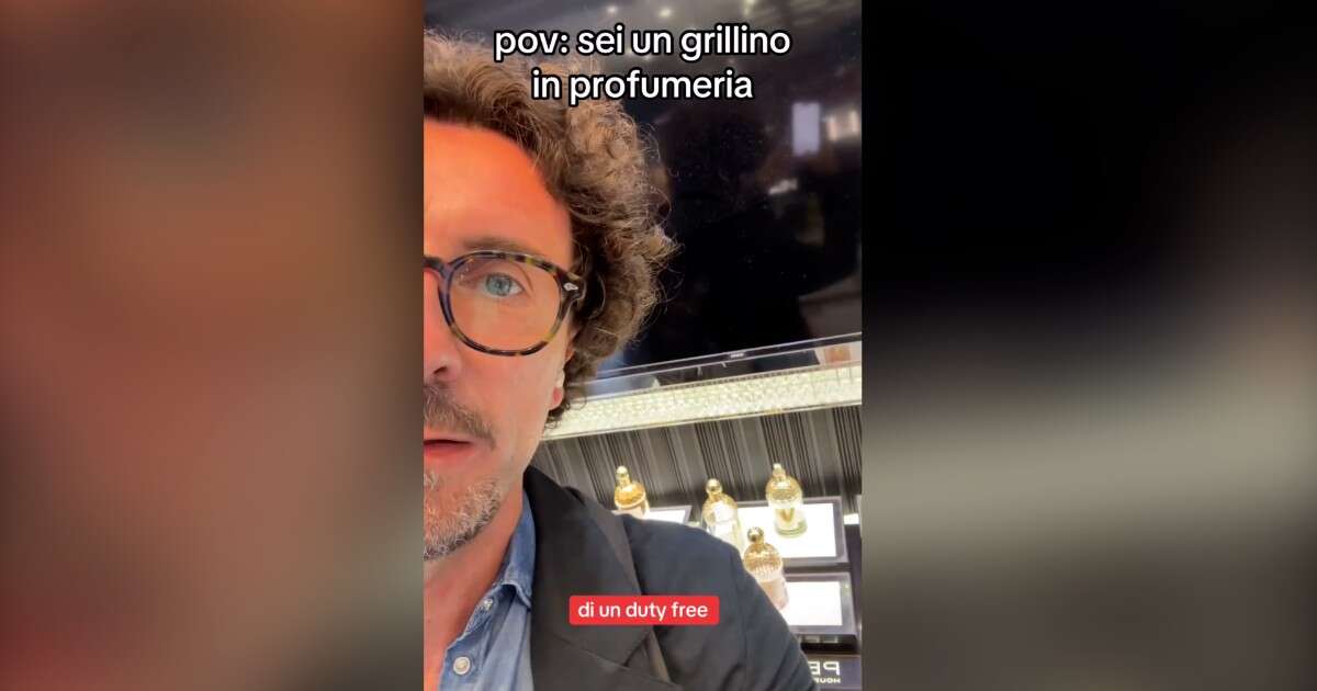 Toninelli al duty free dell’aeroporto ironizza: “I profumi? Non sono Fassino, sono un grillino” – Video