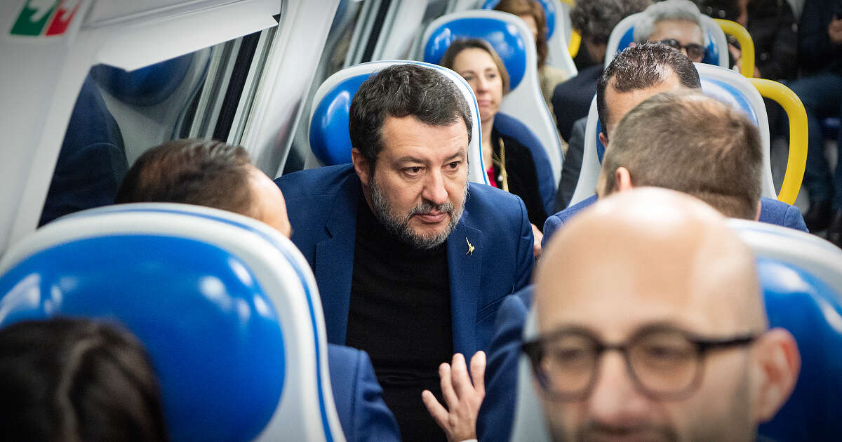 Furto in una cabina elettrica alla stazione di Roma Aurelia. Salvini e Lega rilanciano il complotto, il ministro: “Riferirò in Aula”