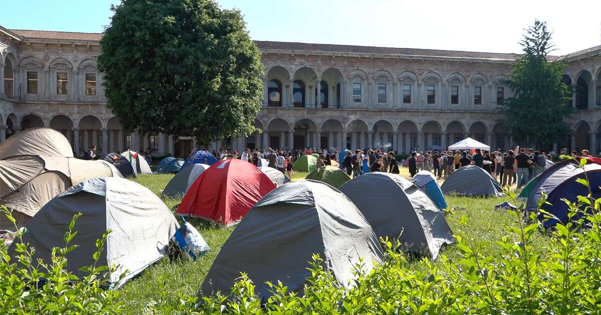 Studenti pro-Gaza, montate le tende anche nel cortile dell’Università Statale di Milano per protestare contro gli accordi con Israele