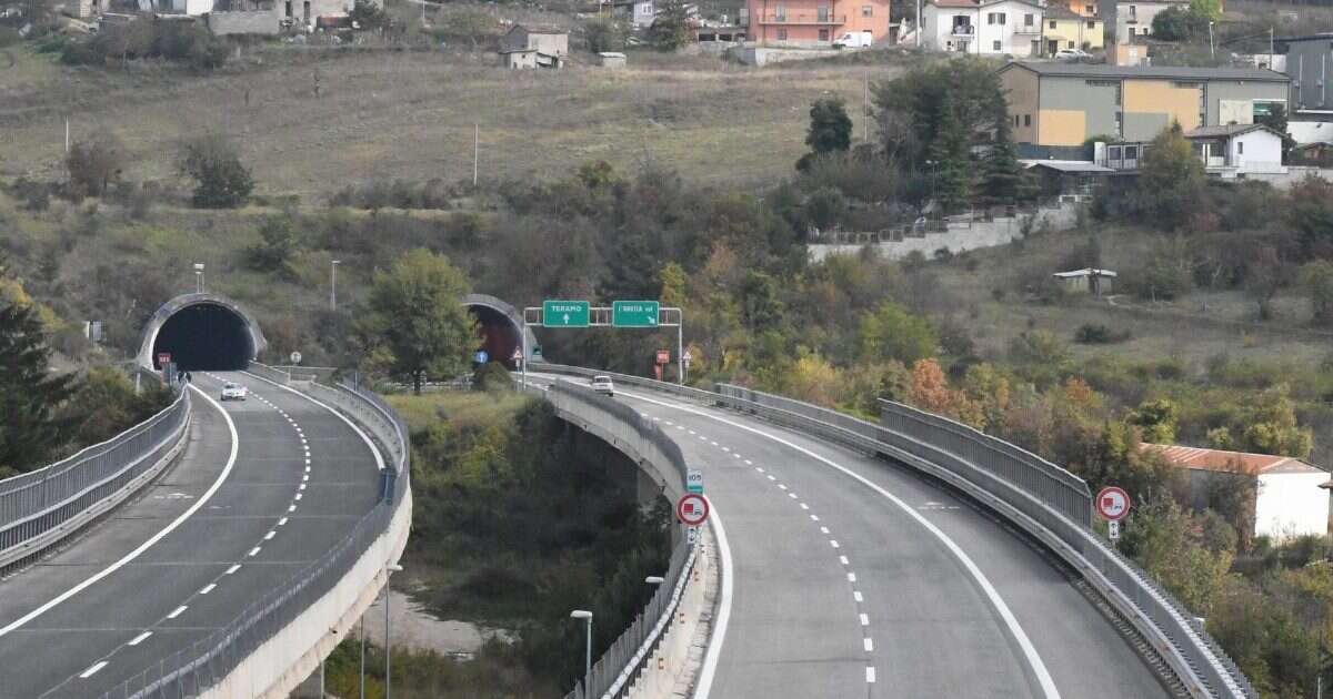 Si addormenta ubriaco sdraiato sulla Valassina, scaricato dagli amici: un automobilista lo soccorre