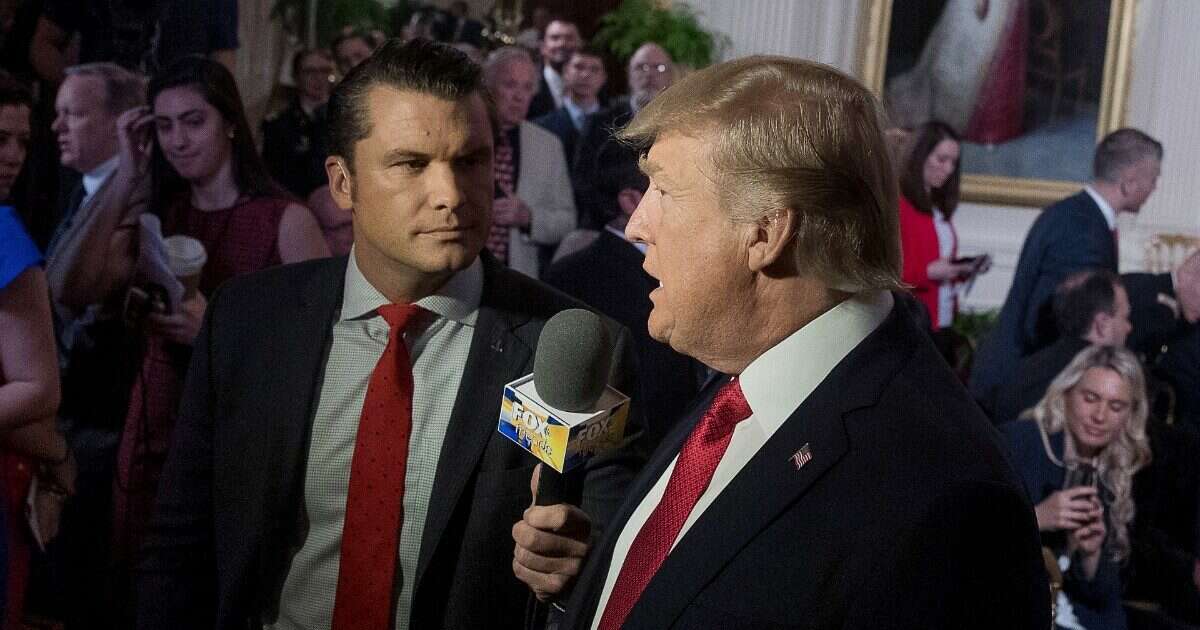 La croce di Gerusalemme tatuata sul petto e le posizioni sulle donne: chi è Pete Hegseth, il conduttore scelto da Trump per il Pentagono