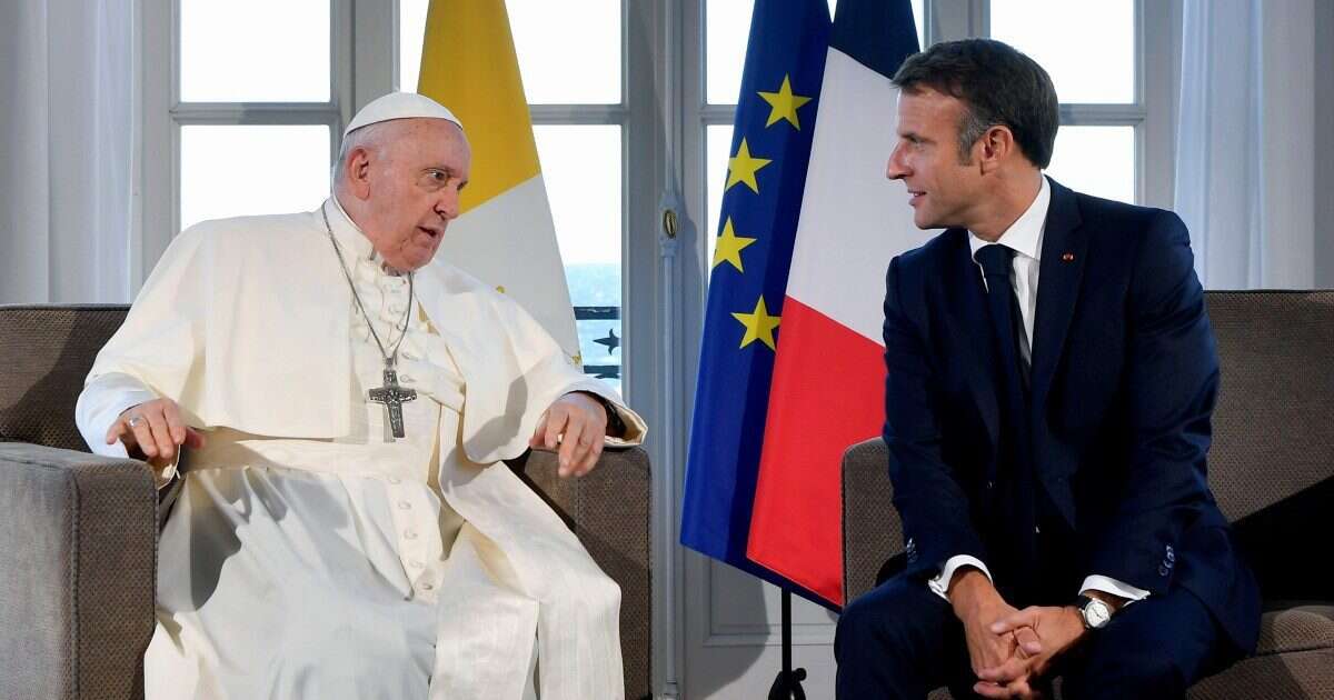 Francia, il Papa snobba Notre-Dame e si reca ad Ajaccio. I corsi gongolano, Macron meno, ma incontrerà lo stesso Francesco