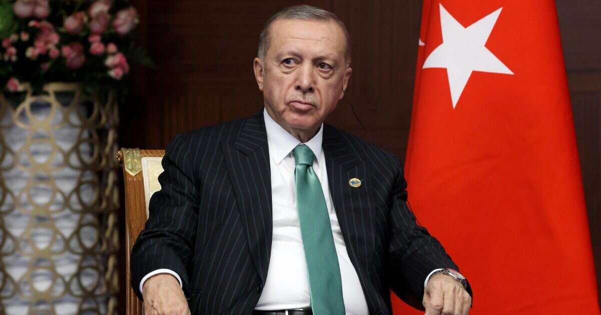 Turchia, Erdogan tenta il dialogo con Ocalan per dividere i curdi in Siria ma in patria arresta i loro sindaci: 5 in pochi mesi