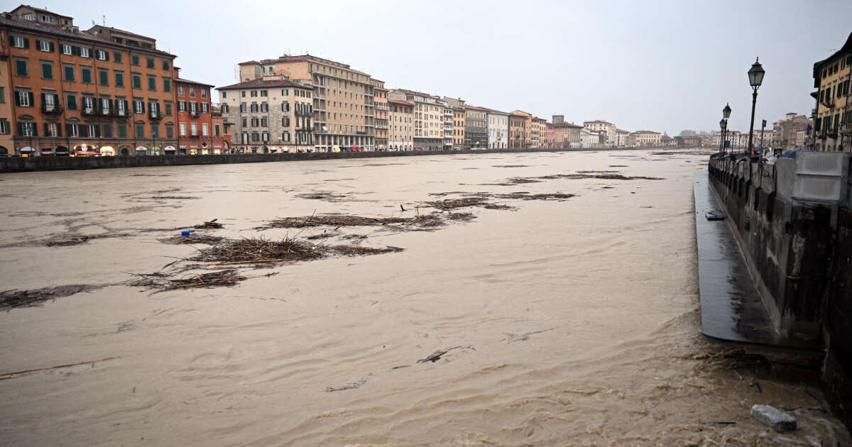 Arno, la piena passa senza danni a Pisa. Giani: “Merito di scolmatore e casse di espansione”. Allagamenti e frane nel Fiorentino