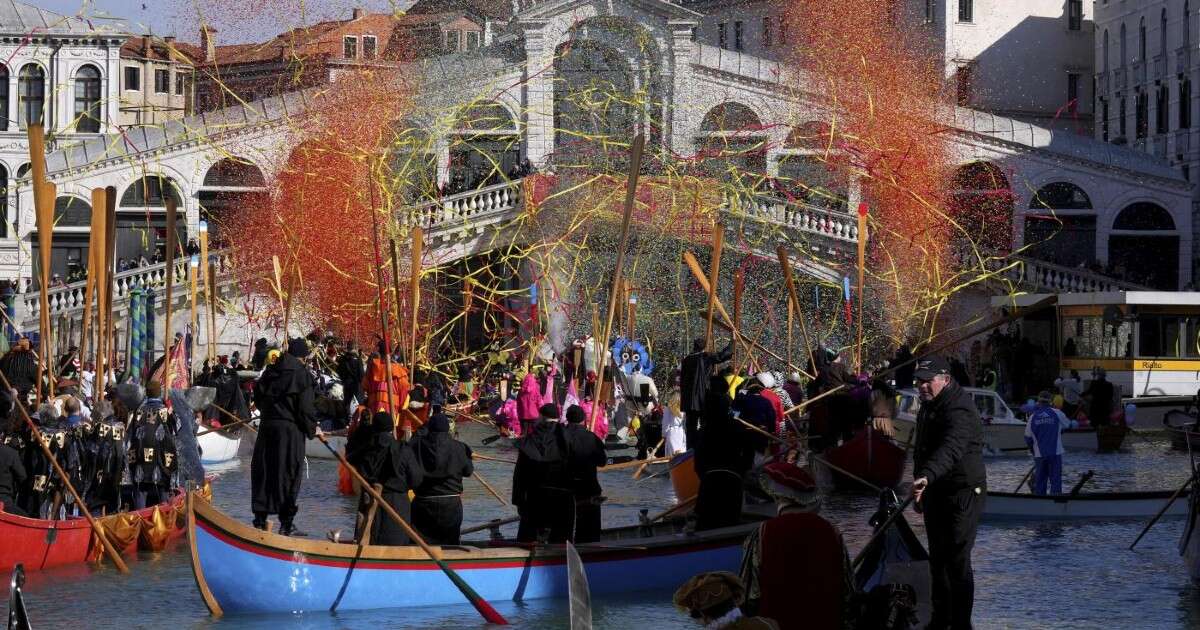 Carnevale a Venezia, lite tra turisti degenera e finisce a colpi di forchetta: arrestato un 30enne