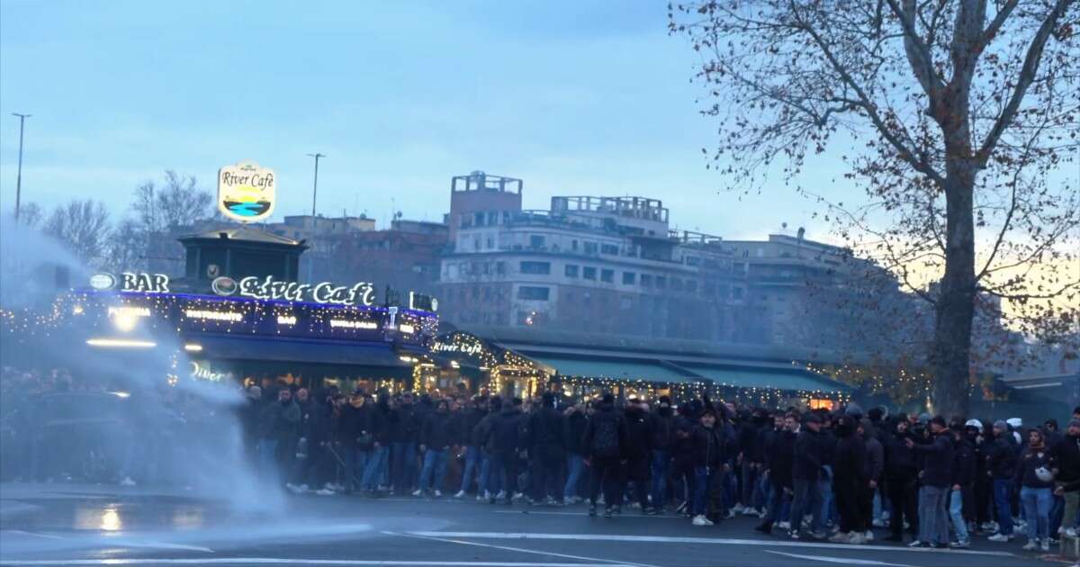 Roma-Lazio, fumogeni e petardi davanti allo stadio Olimpico: la polizia usa l’idrante per fermare i tifosi – Video