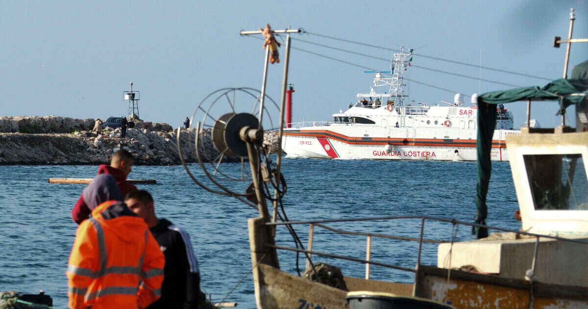 Arrivata a Bari la motovedetta con i 12 migranti tornati in Italia dall’Albania dopo soli 3 giorni