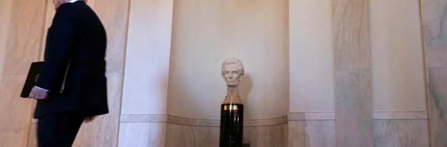 Droits de douane: la Maison Blanche renvoie 
