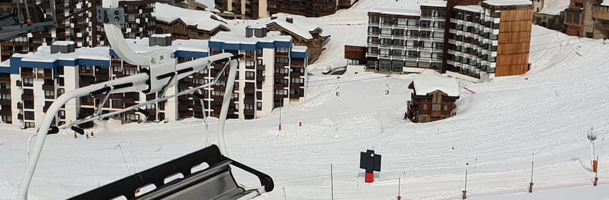 Val Thorens : une avalanche s'arrête au pied d'un hôtel, un homme enseveli