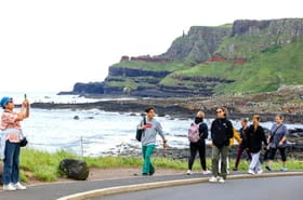 En Irlande du Nord, les pièces rouillées dispersées par les touristes menacent la Chaussée des Géants