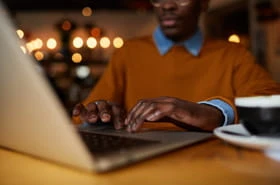 J'arnaque des gens sur internet depuis la Côte d'Ivoire et voici combien je gagne par mois