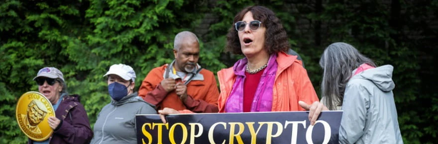 Trump dîne avec les acheteurs de sa cryptomonnaie, l'opposition démocrate dénonce un trafic d'influence