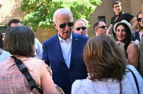 Biden face aux doutes de son parti et lâché par George Clooney