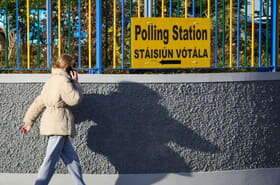 Les Irlandais votent dans des élections législatives serrées