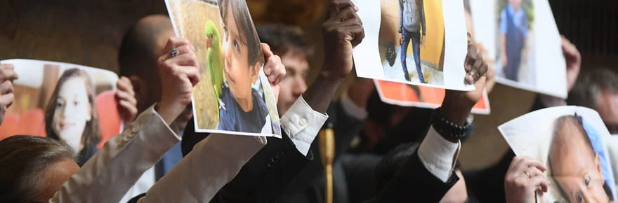 Des images brandies par LFI à l'Assemblée pour émouvoir sur 
