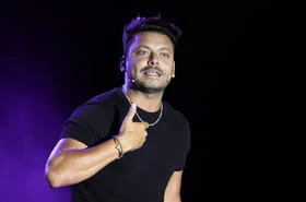 L'Humour à la plage : Kev Adams fait venir plein d'invités et... sa grand-mère
