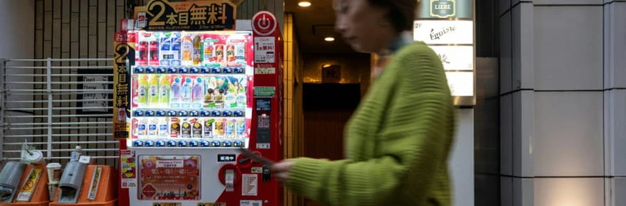 Au Japon, les omniprésents distributeurs de boissons sous pression de l'inflation