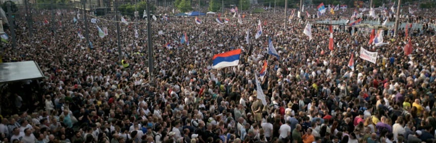 Des dizaines de milliers de manifestants à Belgrade demandent des élections