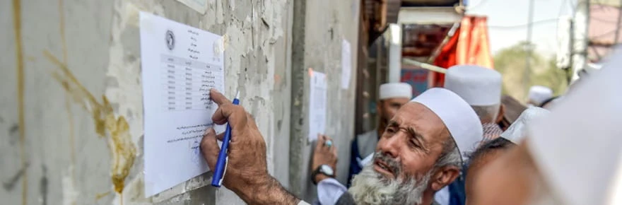 Après quatre ans d'attente, les retraités afghans soulagés de toucher leurs pensions