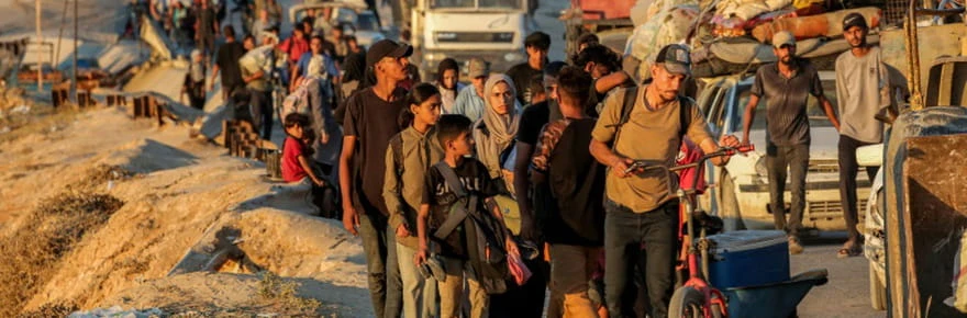 A pied ou entassés dans des camionnettes, des milliers de Palestiniens fuient Gaza-ville