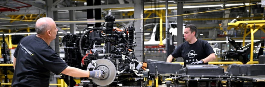 Pour les 125 ans d'Opel, des salariés célèbrent le virage électrique