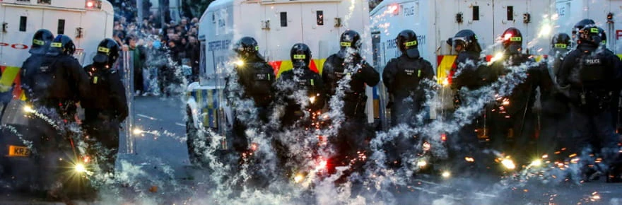 Violences en Irlande du Nord: des habitants étrangers contraints de se cacher, raconte la police