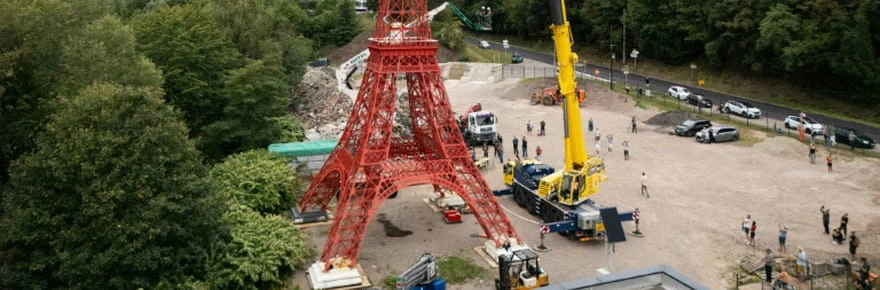 En Alsace, l'incroyable montage d'une fidèle réplique de tour Eiffel