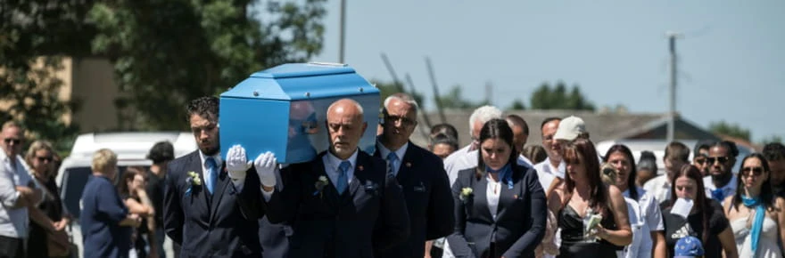 Fleurance accompagne Lyhanna jusqu'à sa dernière demeure