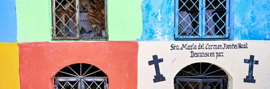 Au Mexique, bain de soleil pour les défunts avant le Jour des morts