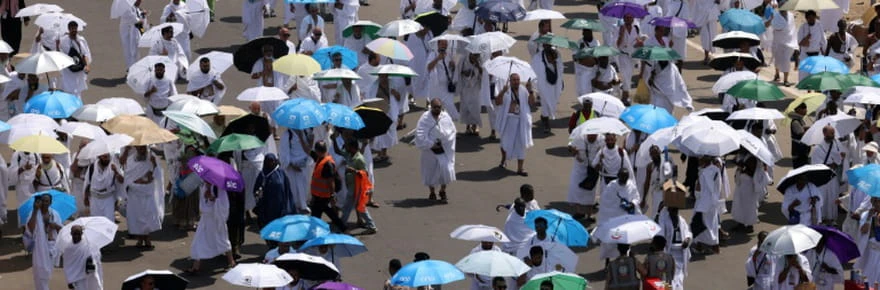 Des foules de musulmans prient sur le mont Arafat, étape phare du hajj