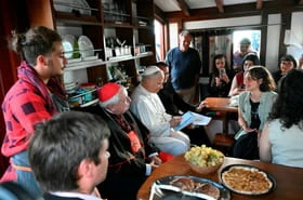 Sur un navire-école en Méditerranée, le pape encourage à bâtir des ponts