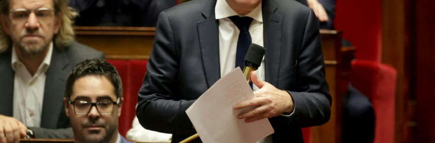 Bayrou donne d'ultimes gages et obtient la non-censure du PS