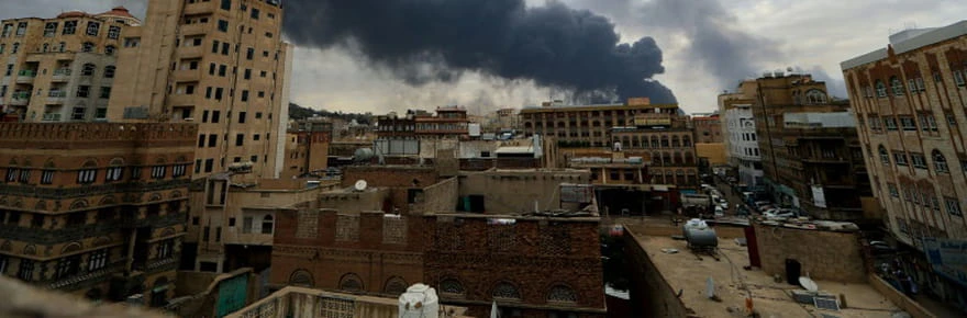 Israël frappe l'aéroport et des centrales électriques à Sanaa aux mains des Houthis
