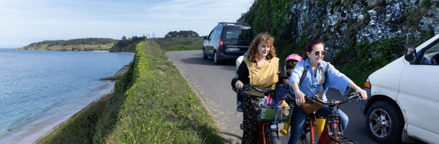 A Belle-Île, la difficile cohabitation entre les voitures et les vélos