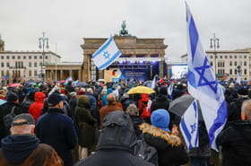 Des milliers de personnes manifestent contre l'antisémitisme à Berlin