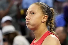 Diane Parry : elle a une grosse particularité dans son jeu, qui est la joueuse de tennis française ?