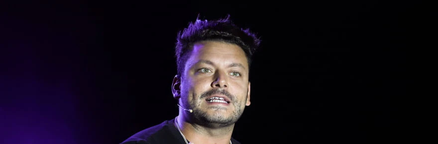 Pour faire l'Humour à la plage, Kev Adams fait venir plein d'invités et... sa grand-mère