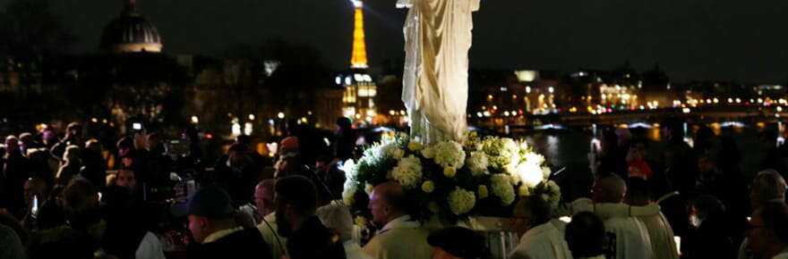 Dans la nuit parisienne, la Vierge de Notre-Dame retrouve 