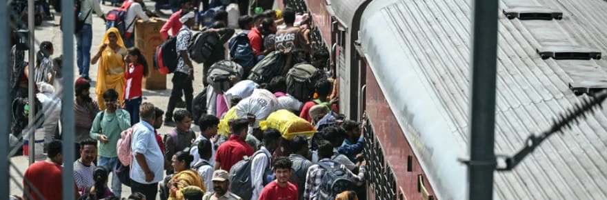Dans la gare de Jammu, des centaines d'Indiens en fuite