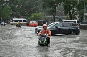 Inondations en Chine : les secours en quête de sinistrés, un super-typhon menace
