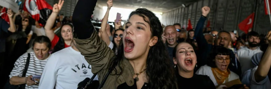 Turquie: un mois après, le vent de fronde souffle toujours