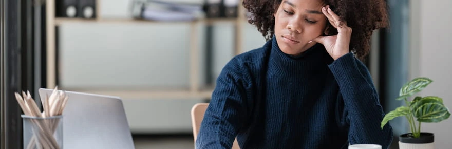 Les gens seuls ont adopté cette nouvelle habitude très répandue sur Internet, d'après ces chercheurs