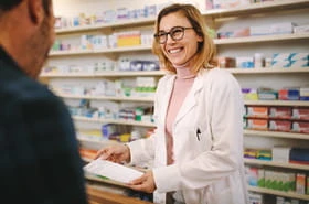 Je vends des médicaments depuis 20 ans sans diplôme : voici pourquoi je ne peux pas être licenciée