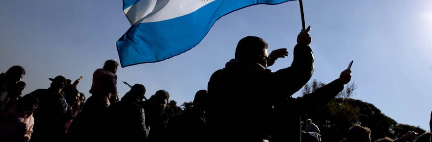 Champion du monde avec l'Argentine, il vend désormais des stylos pour survivre
