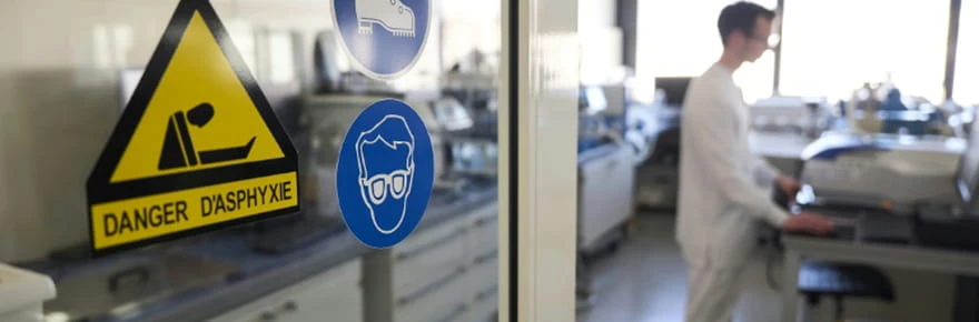Au coeur d'un laboratoire qui traque les faux médicaments