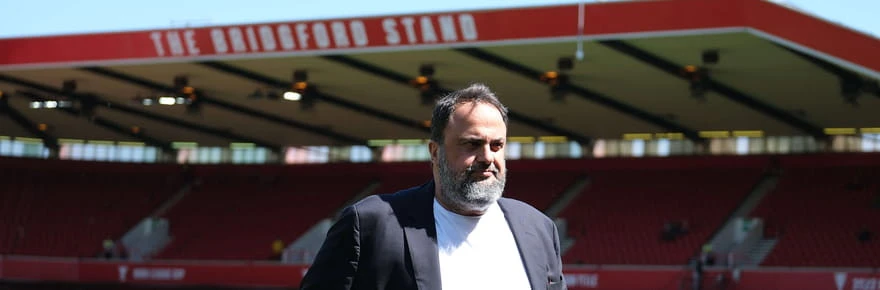 Quand le propriétaire de Nottingham Forest descend sur la pelouse et s'en prend à son entraîneur