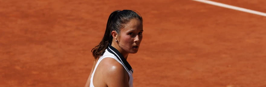 Roland-Garros 2026 : elle se prend un panneau publicitaire et doit abandonner en double, la vidéo