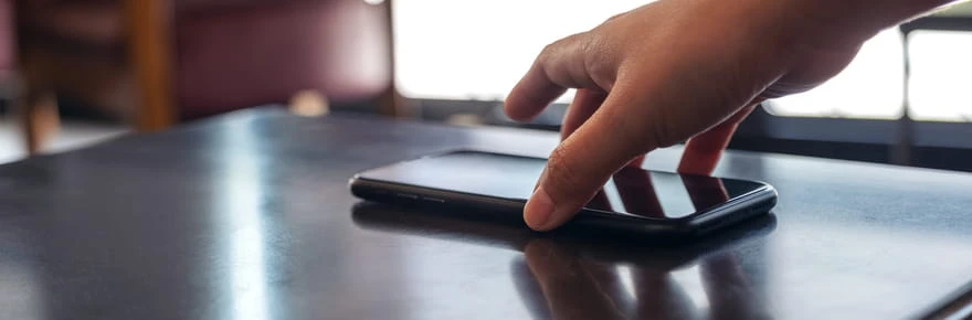 J'ai arrêté de poser mon téléphone face visible sur mon bureau, ce simple geste a changé mon quotidien