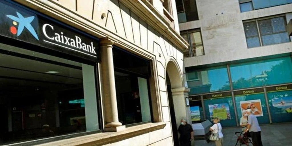 La fusión entre Bankia y Caixabank cambiará los préstamos y las cuentas de sus clientes