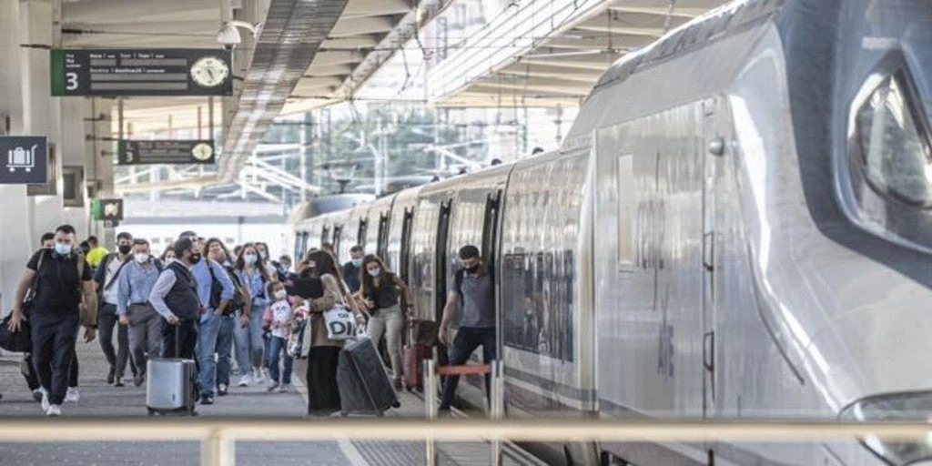 Los viajes en AVE cayeron un 66% y Renfe perdió la mitad de sus pasajeros en el año de la pandemia